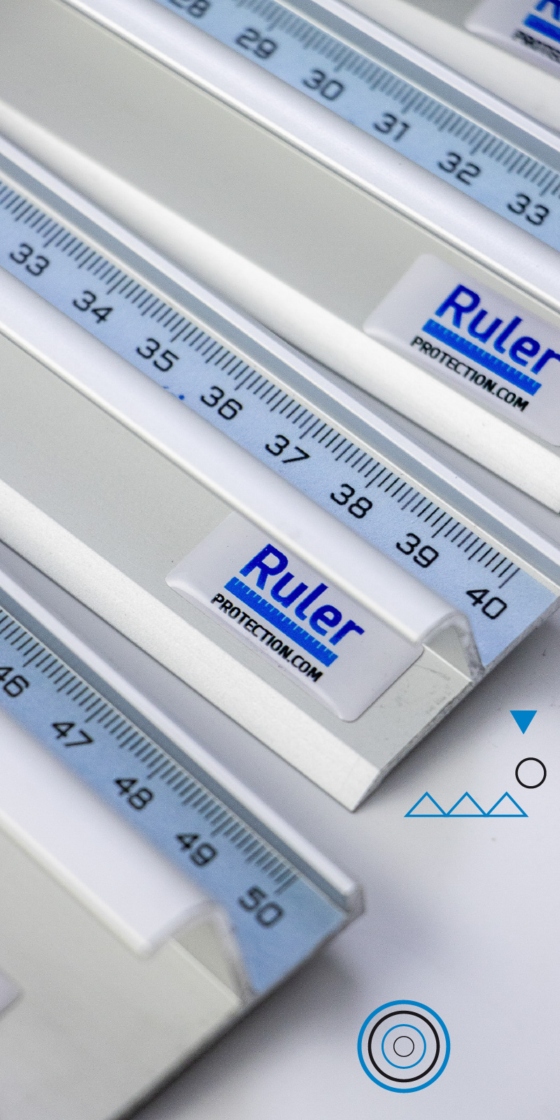 Close-up de reglas Ruler Protection mostrando la escala de precisión y el logo de la marca